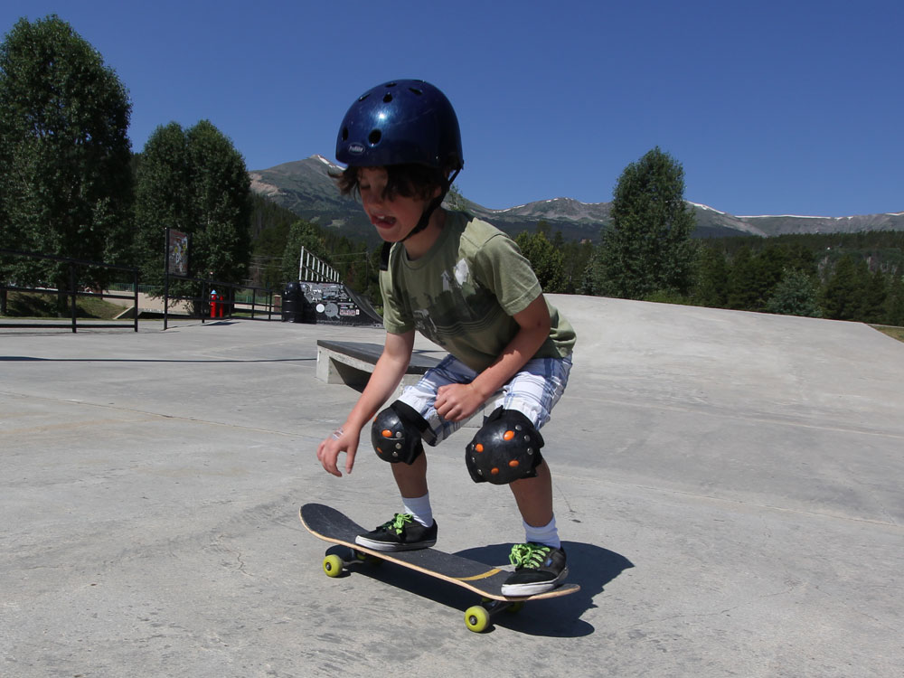 Как научиться кататься на скейте с нуля. Скейтборд Kreiss. Техника катания на скейте. Кататься на скейтборде. Экипировка для катания на скейтборде детям.